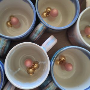 Tissemandskrus med hank med guld