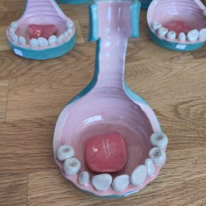 Skeholder med tænder