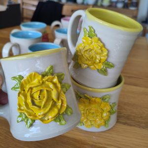 krus med gul rose