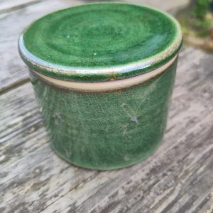 smørklokker og krukker med låg